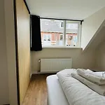 Ocean Breeze - Aan Zee Apartment *